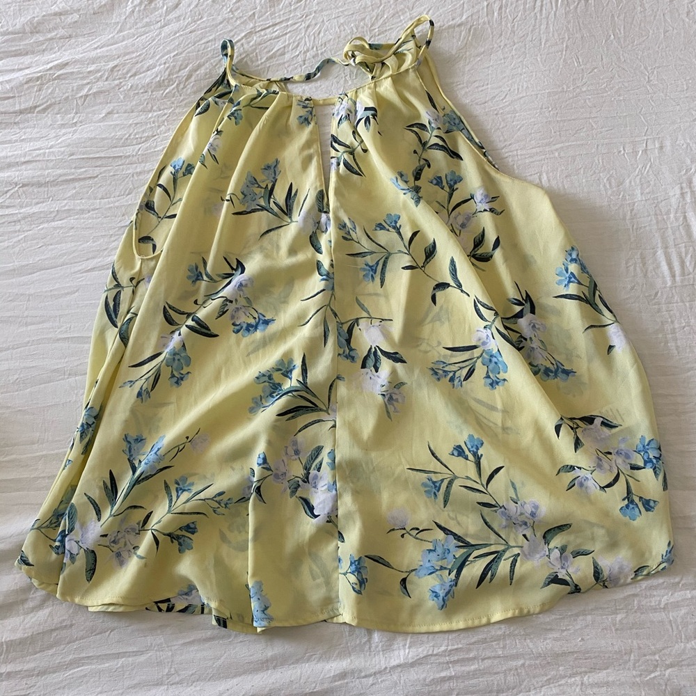 Francesca’s flowy yellow tank top